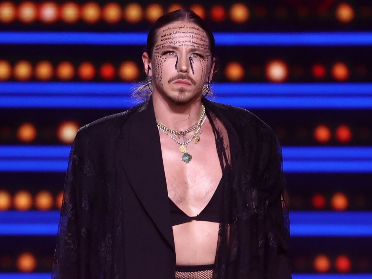 Michał Szpak z napisami na twarzy