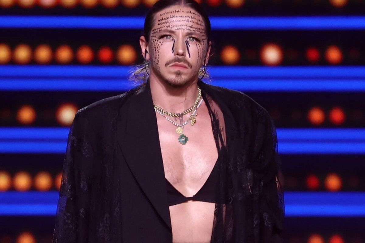 Michał Szpak z napisami na twarzy