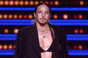 Michał Szpak z napisami na twarzy