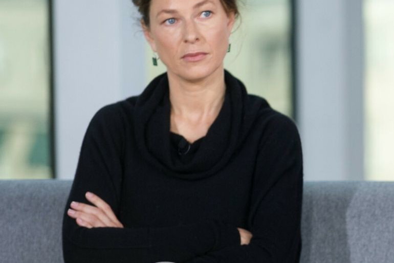 Aleksandra Justa w czarnym golfie