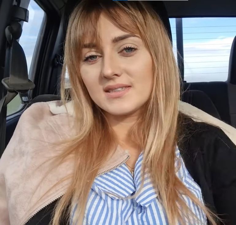 Ania Bardowska w koszuli w paski