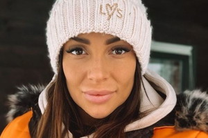 Ata z "Hotelu Paradise" w pomarańczowej kurtce