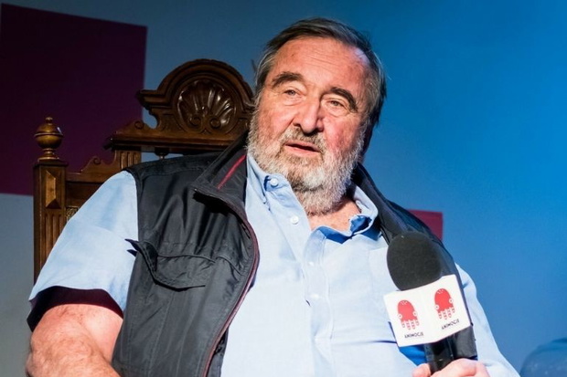 Krzysztof Kowalewski w błękitnej koszuli