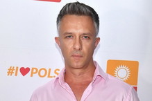 Łukasz Płoszajski w różowej koszuli