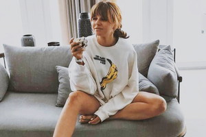 Anna Lewandowska w jasnej bluzie z banenem