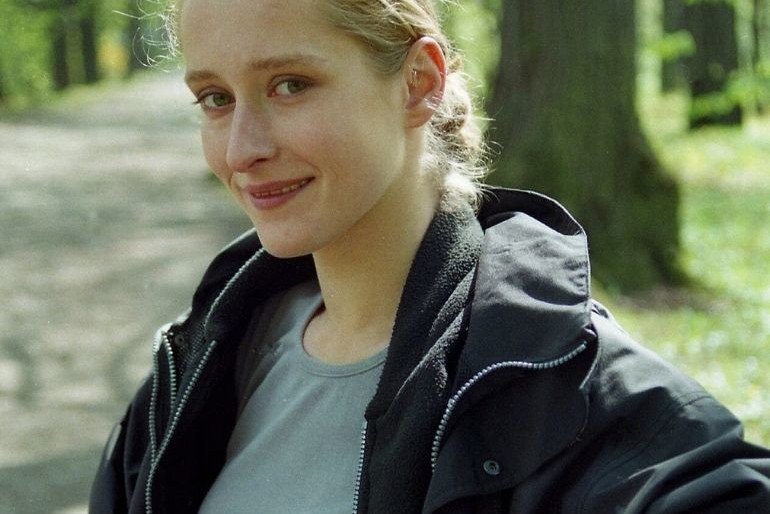 Agnieszka Sitek w czarnej kurtce na planie serialu Złotopolscy