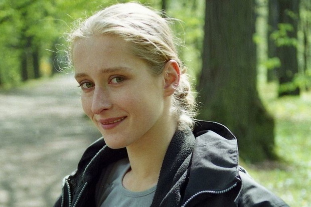 Agnieszka Sitek w czarnej kurtce na planie serialu Złotopolscy