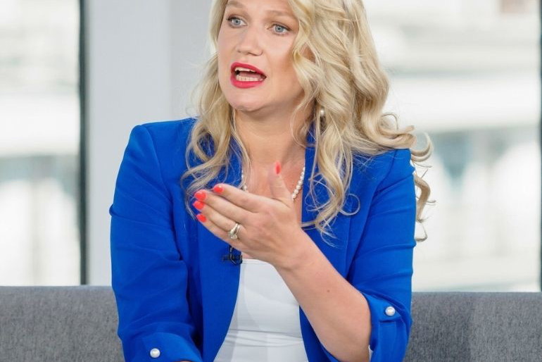 Maja Herman w niebieskiej marynarce