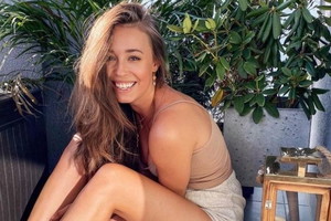 Izabella Krzam z psem pozuje na balkonie