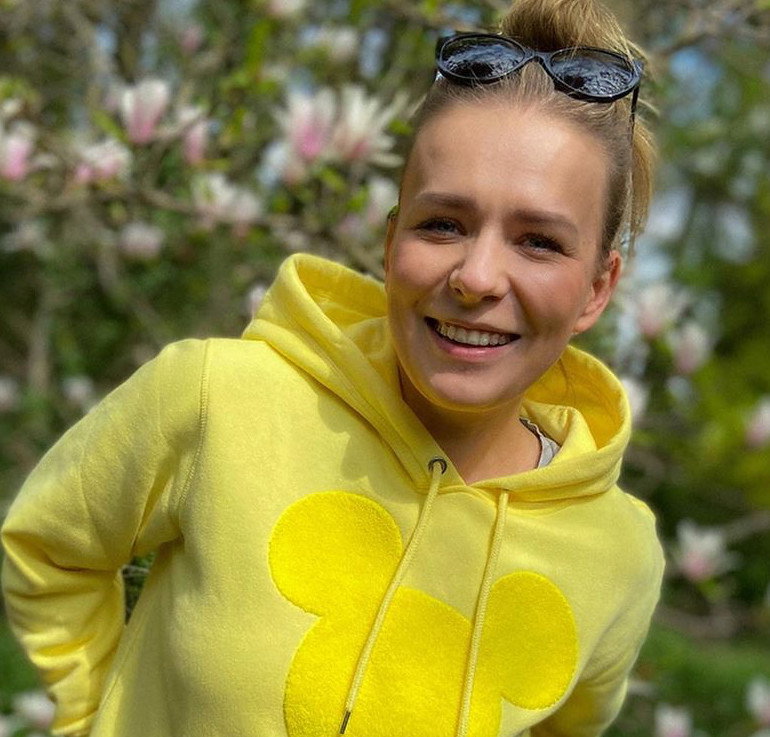 Aneta Zając w żółtej bluzie z H&M za 99,90 zł