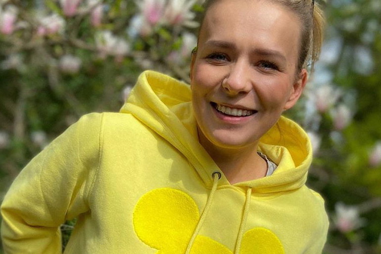 Aneta Zając w żółtej bluzie z H&M za 99,90 zł