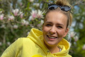 Aneta Zając w żółtej bluzie z H&M za 99,90 zł