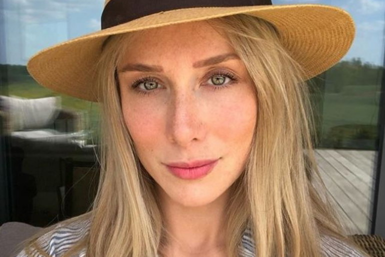 Natalia Klimas w kapeluszu