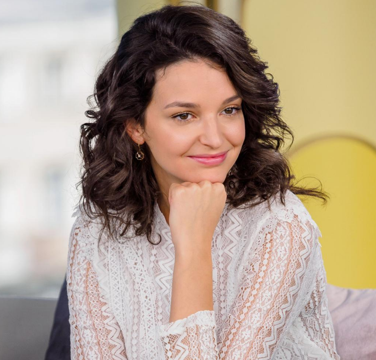 Maria Dębska w koronkowej bluze