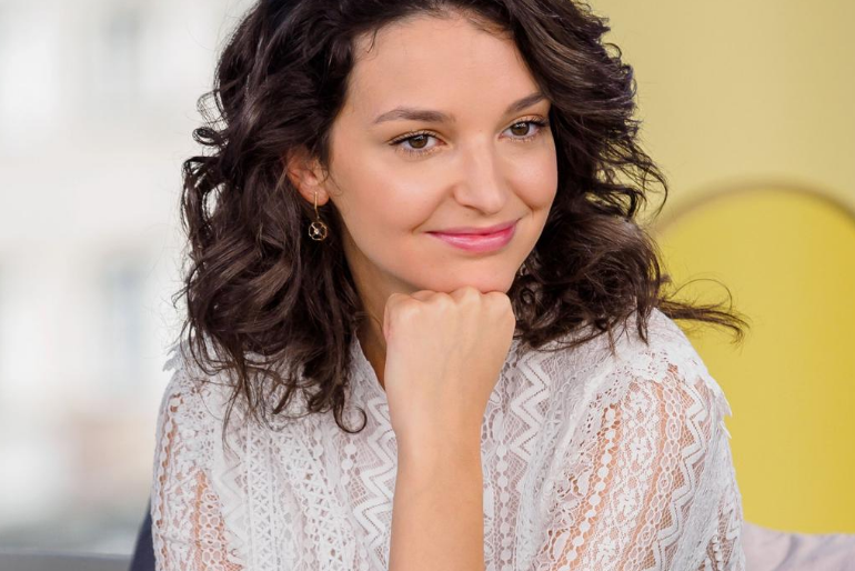 Maria Dębska w koronkowej bluze