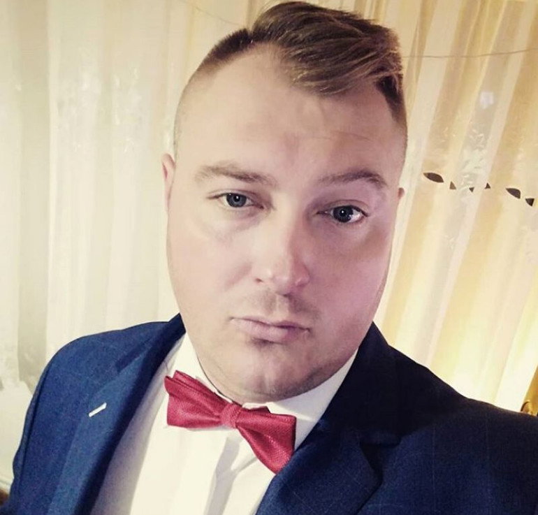 Łukasz Sędrowski w garniturze
