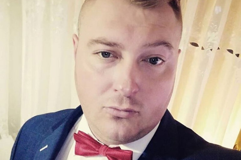 Łukasz Sędrowski w garniturze