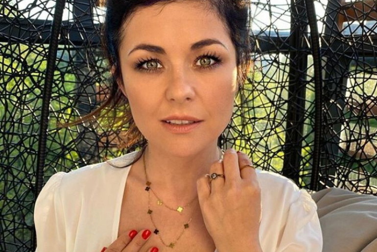 Katarzyna Cichopek w jasnej koszulce