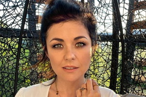 Katarzyna Cichopek w jasnej koszulce