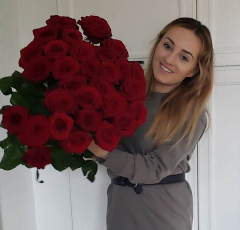 Anna Bardowska z bukietem czerwonych róż