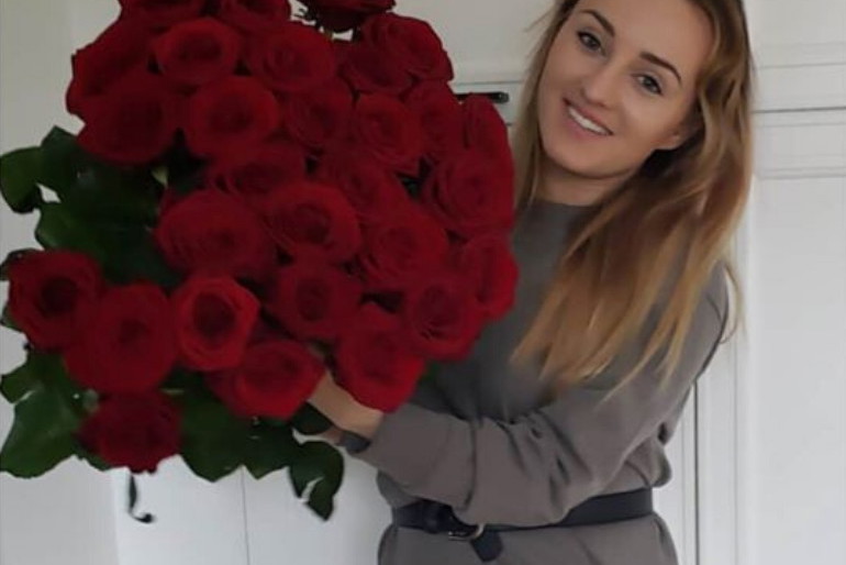 Anna Bardowska z bukietem czerwonych róż