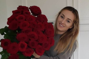 Anna Bardowska z bukietem czerwonych róż