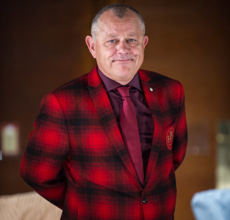 Tadeusz Chudecki w marynarce w kratę