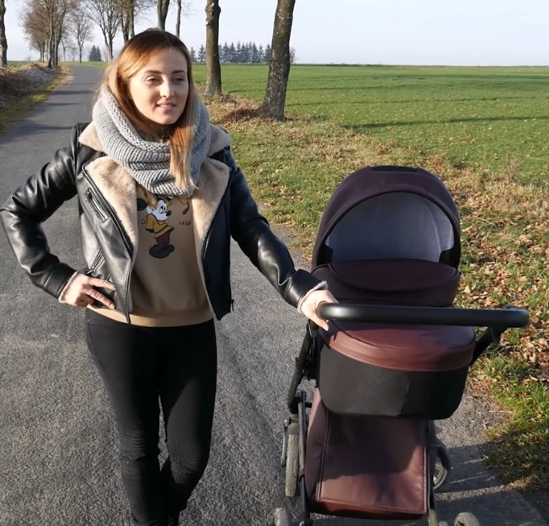Anna Bardowska z córką na spacerze