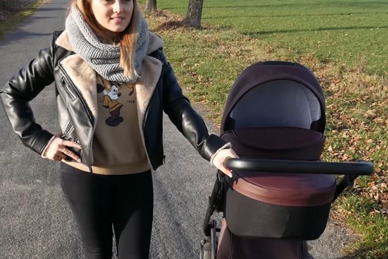 Anna Bardowska z córką na spacerze