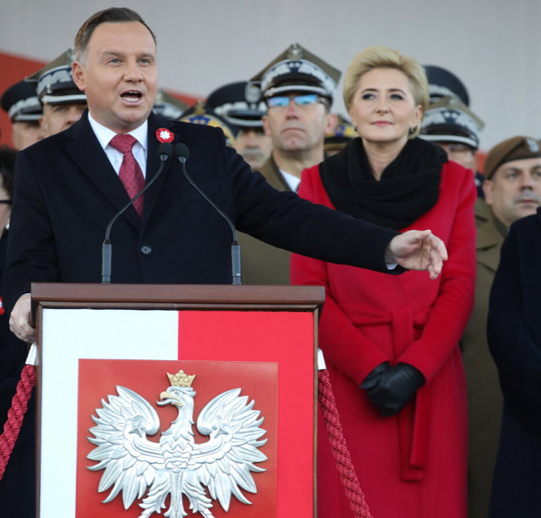 Agata Duda w czerwonym płaszczu