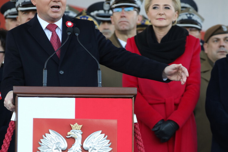 Agata Duda w czerwonym płaszczu