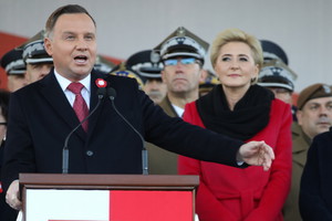 Agata Duda w czerwonym płaszczu
