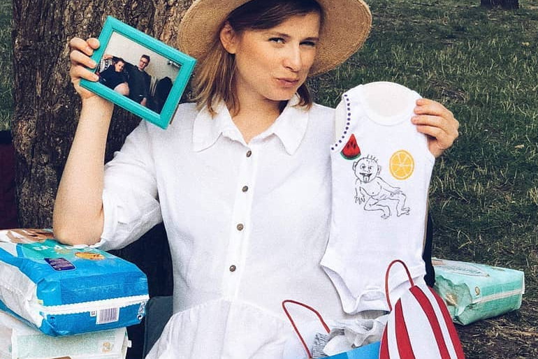 Joanna Jarmołowicz na spacerze z dzieckiem