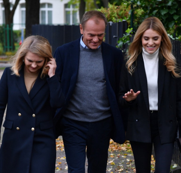 Donald Tusk z żoną i córką w drodze na wybory
