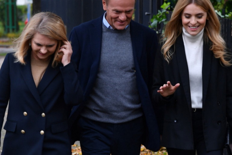 Donald Tusk z żoną i córką w drodze na wybory