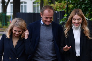Donald Tusk z żoną i córką w drodze na wybory