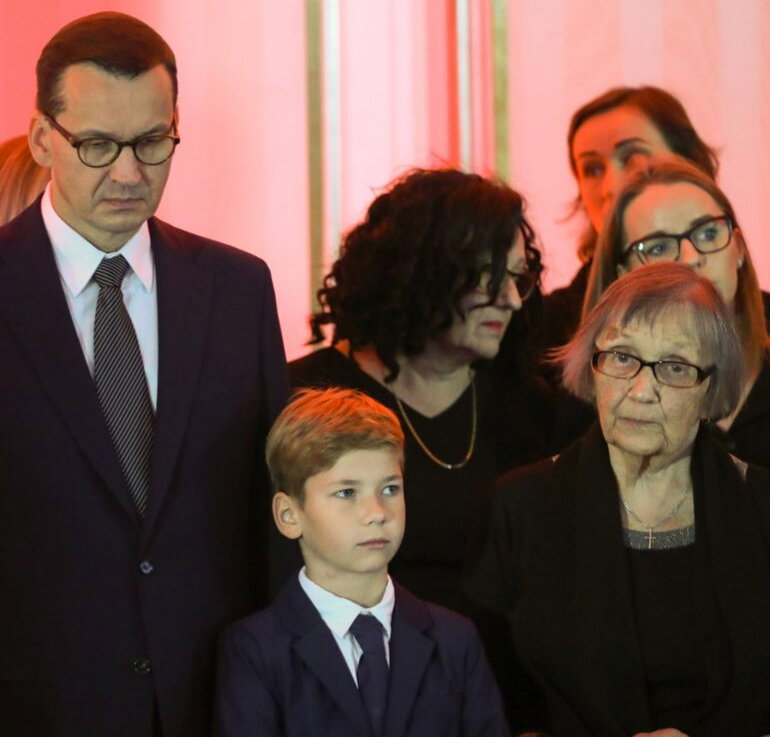Mateusz Morawiecki z synem i mamą na pogrzebie ojca, Kornela Morawieckiego