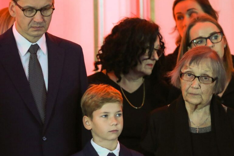 Mateusz Morawiecki z synem i mamą na pogrzebie ojca, Kornela Morawieckiego