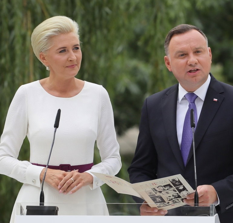Agata Duda w białej sukience, Andrzej Duda w garniturze