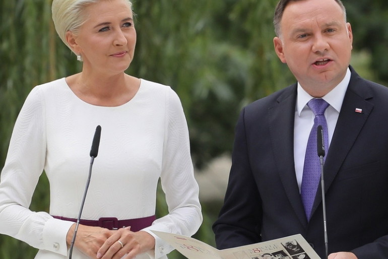 Agata Duda w białej sukience, Andrzej Duda w garniturze