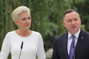 Agata Duda w białej sukience, Andrzej Duda w garniturze