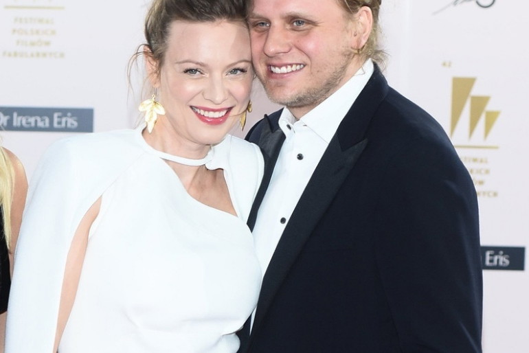 Magdalena Boczarska w białej sukience, Piotr Woźniak-Starak w czarnej marynarce