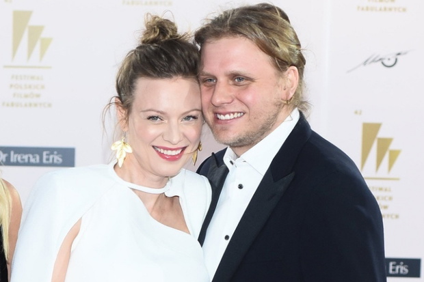 Magdalena Boczarska w białej sukience, Piotr Woźniak-Starak w czarnej marynarce