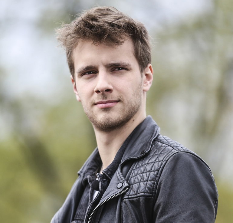 Maciej Musiał w czarnej kurtce