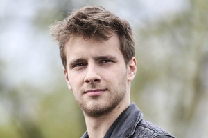 Maciej Musiał w czarnej kurtce