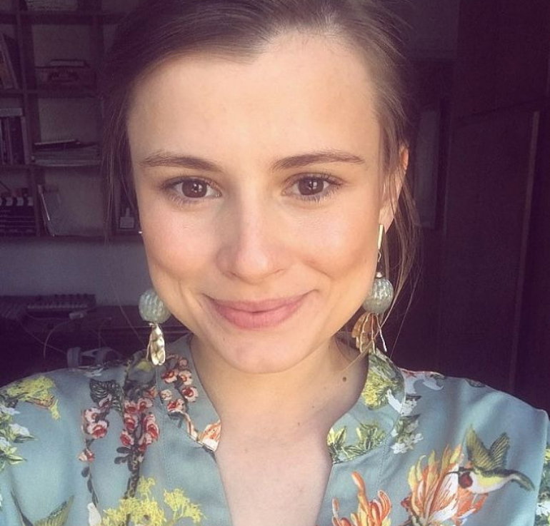 Joanna Jarmołowicz w kolorowej koszuli