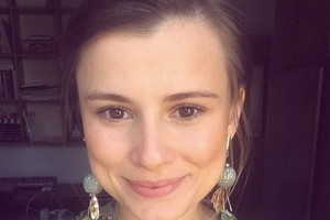 Joanna Jarmołowicz w kolorowej koszuli