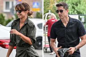 Anna Lewandowska w zielonej sukience, Robert Lewandowski w czarnej koszulce
