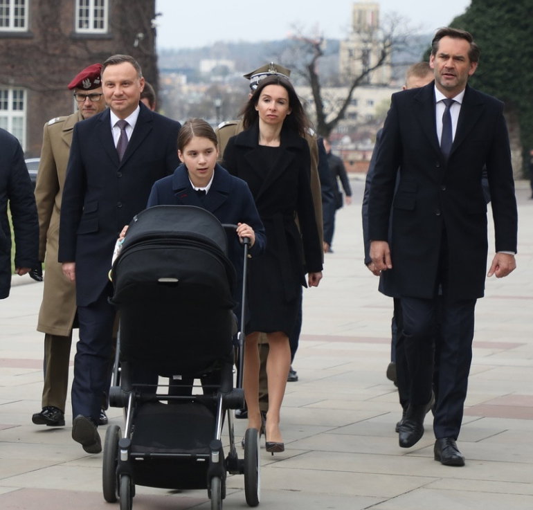 Andrzej Duda, Marta Kaczyńska z mężem i dziećmi na Wawelu w 9. rocznicę katastrofy smoleńskiej