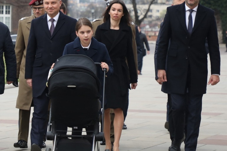 Andrzej Duda, Marta Kaczyńska z mężem i dziećmi na Wawelu w 9. rocznicę katastrofy smoleńskiej